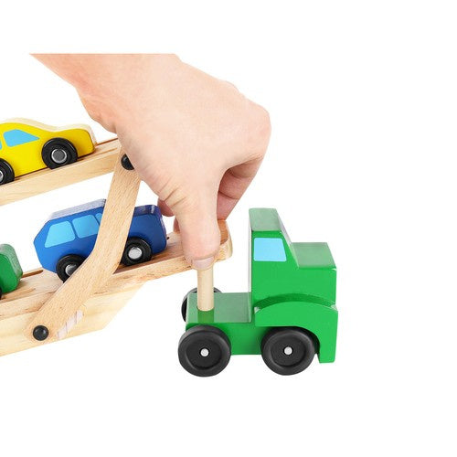 Medinis sunkvežimis su automobilių rinkiniu